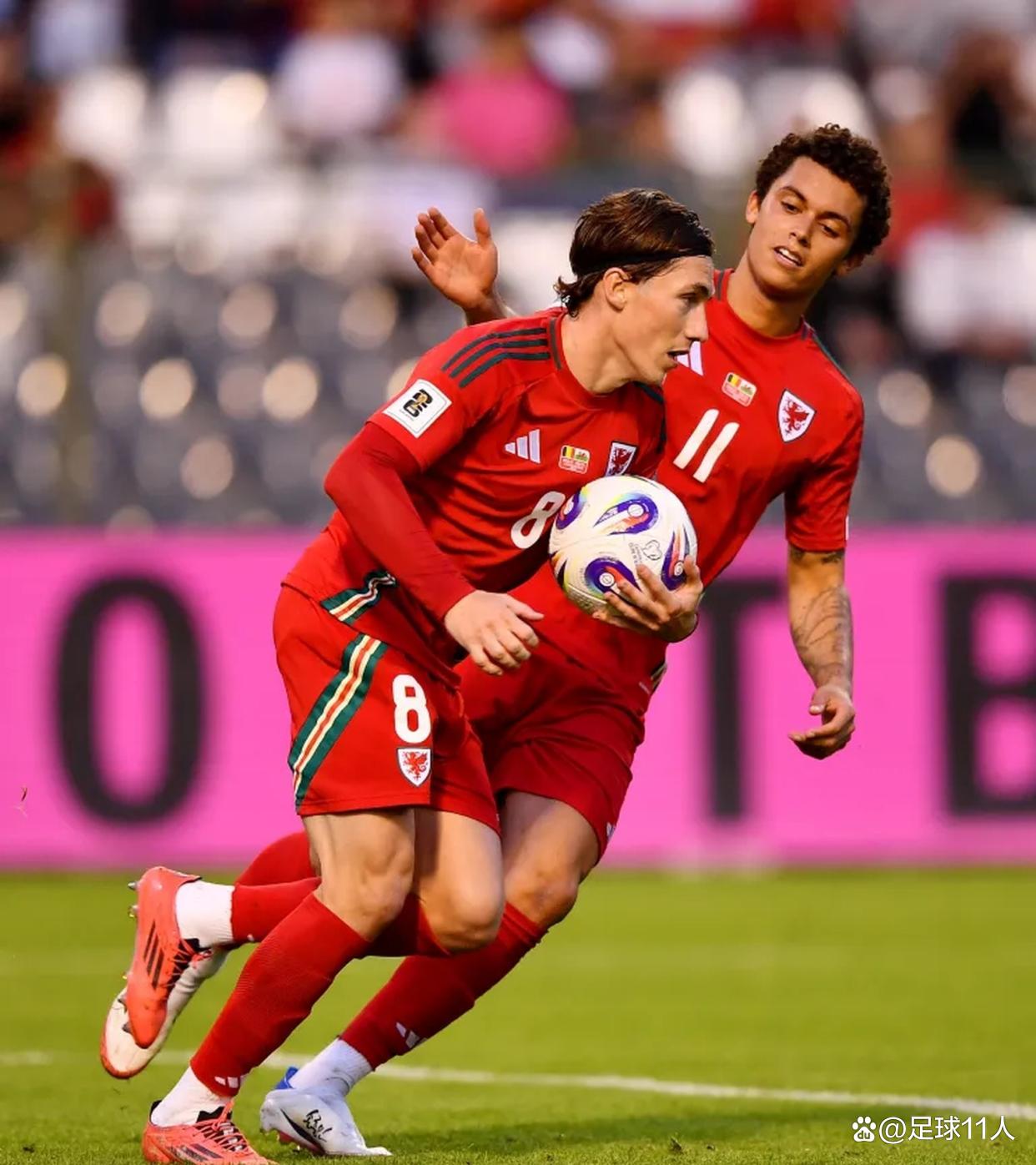  德布劳内踢前锋 